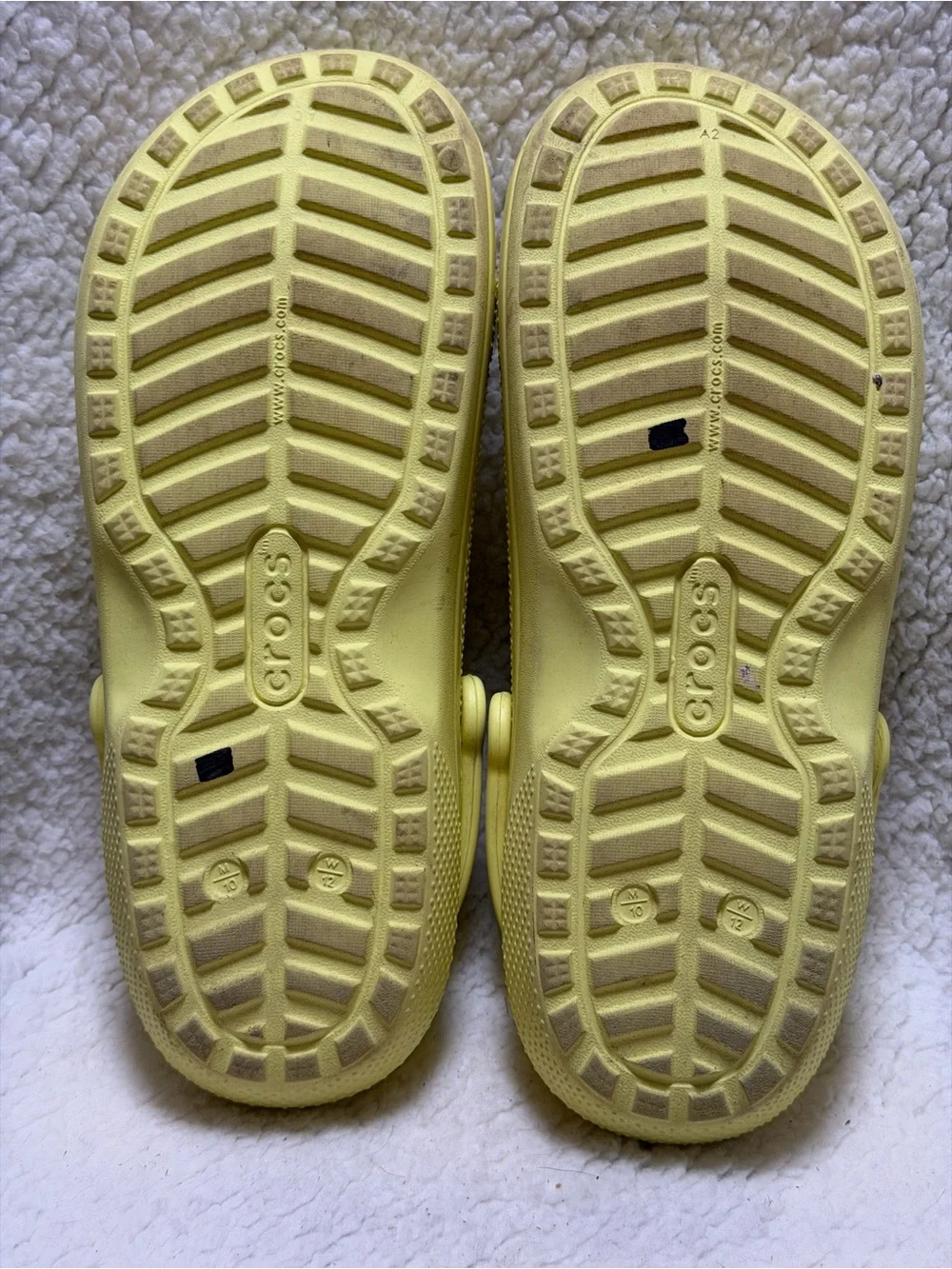Mens Crocs Comfort Bright Yellow Faux Fur Lined Clogs Size 10 Women’s 12